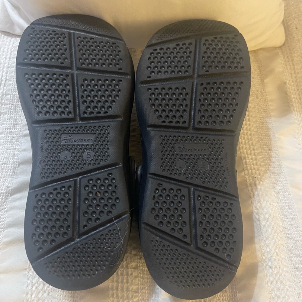 Joybees Clogs Junior Size 5 | Lightweight & Comfy Slip-Ons - Picture 2 of 5